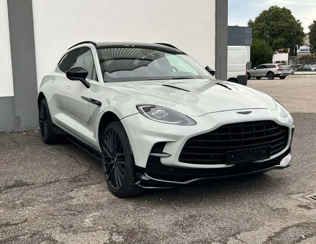 Aston Martin DBX 707 2026, esterno — Rome Luxury Car Rental, Roma. L'Aston Martin DBX 707 unisce l'architettura di un SUV a cinque posti con una spinta da…