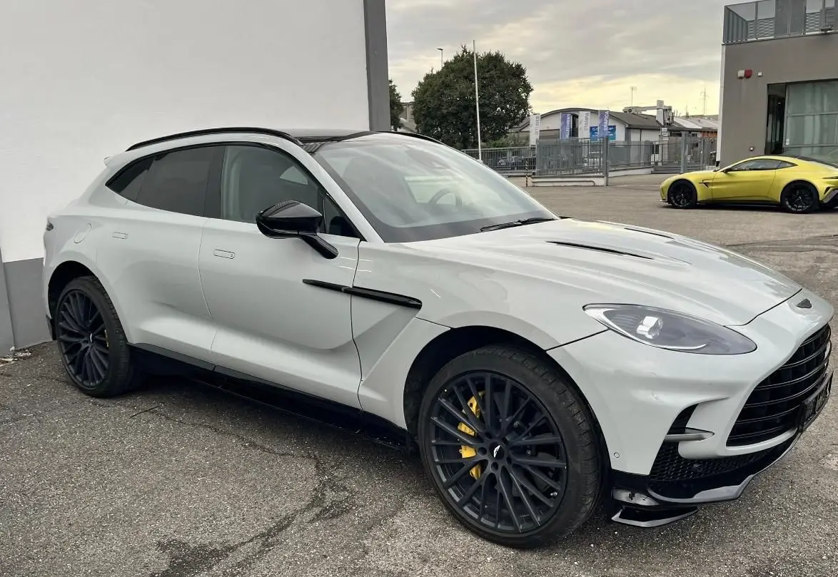 Aston Martin DBX 707 2026, vista frontale — Rome Luxury Car Rental, Roma. L'Aston Martin DBX 707 unisce l'architettura di un SUV a cinque posti con una spinta da…