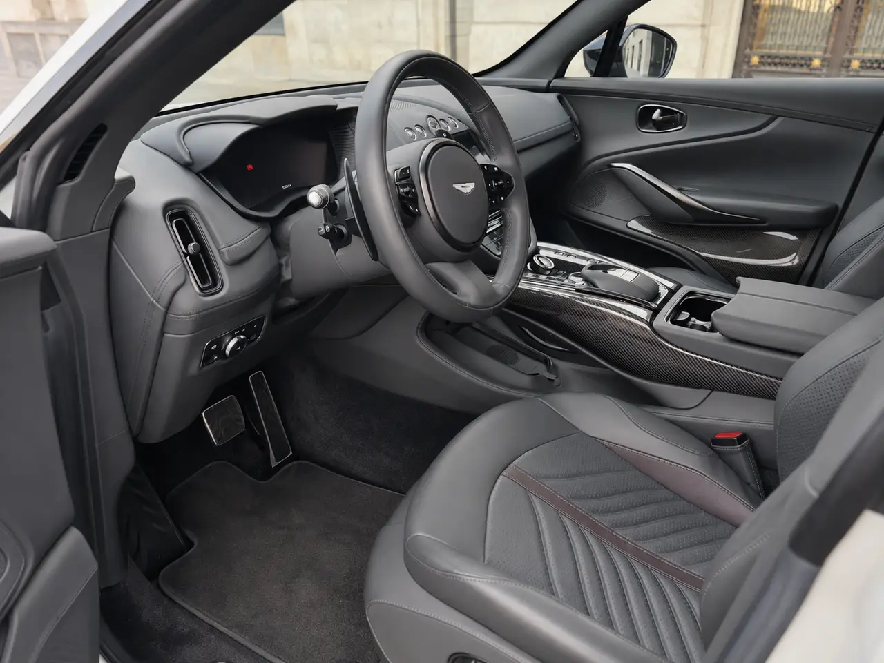 Aston Martin DBX 707 2026, interni — Rome Luxury Car Rental, Roma. L'Aston Martin DBX 707 unisce l'architettura di un SUV a cinque posti con una spinta da…