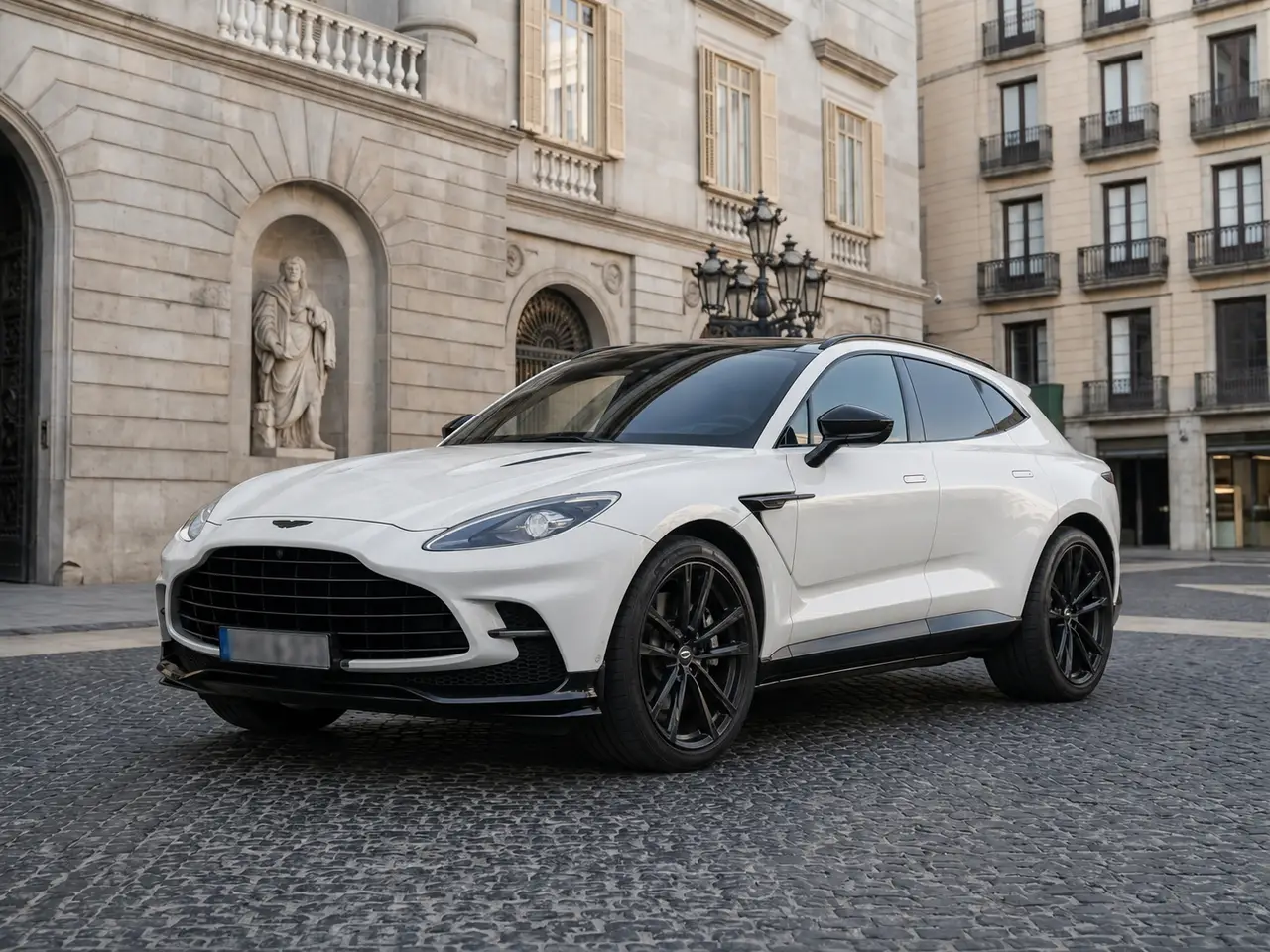 Aston Martin DBX 707 2026 — Rome Luxury Car Rental, Roma. L'Aston Martin DBX 707 unisce l'architettura di un SUV a cinque posti con una spinta da…
