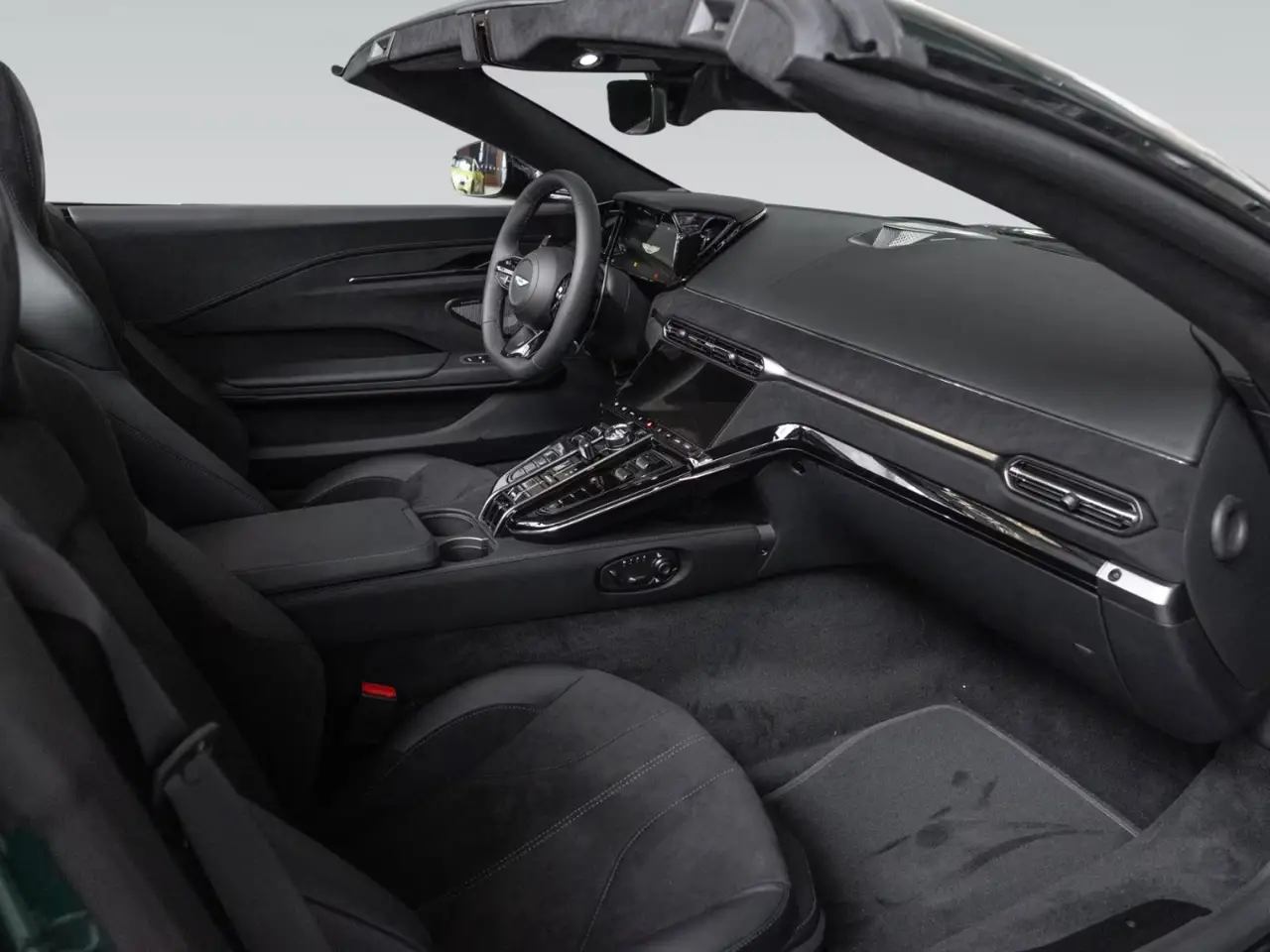 Aston Martin Vantage V8 Spider 2026, esterno — Rome Luxury Car Rental, Roma. L'Aston Martin Vantage V8 Spider 2026 porta in strada 665 cavalli in un'architettura a…