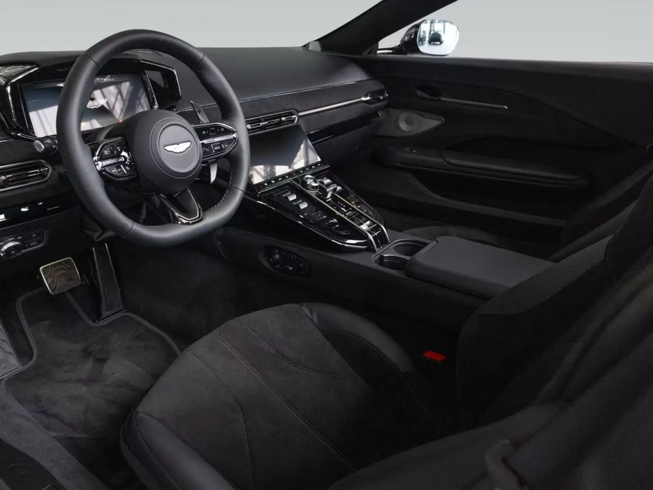 Aston Martin Vantage V8 Spider 2026, vista frontale — Rome Luxury Car Rental, Roma. L'Aston Martin Vantage V8 Spider 2026 porta in strada 665 cavalli in un'architettura a…