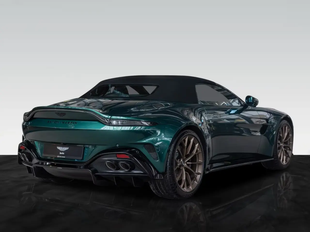 Aston Martin Vantage V8 Spider 2026, vista posteriore — Rome Luxury Car Rental, Roma. L'Aston Martin Vantage V8 Spider 2026 porta in strada 665 cavalli in un'architettura a…