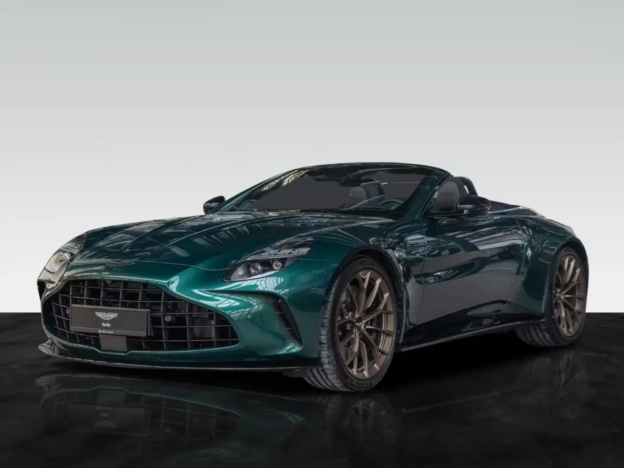 Aston Martin Vantage V8 Spider 2026, interni — Rome Luxury Car Rental, Roma. L'Aston Martin Vantage V8 Spider 2026 porta in strada 665 cavalli in un'architettura a…