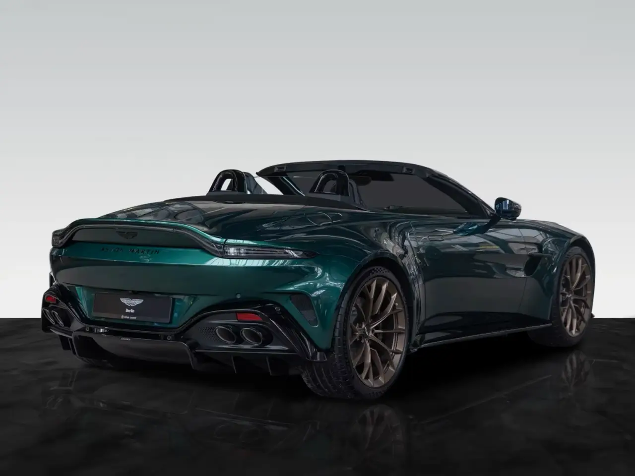 Aston Martin Vantage V8 Spider 2026, cruscotto — Rome Luxury Car Rental, Roma. L'Aston Martin Vantage V8 Spider 2026 porta in strada 665 cavalli in un'architettura a…