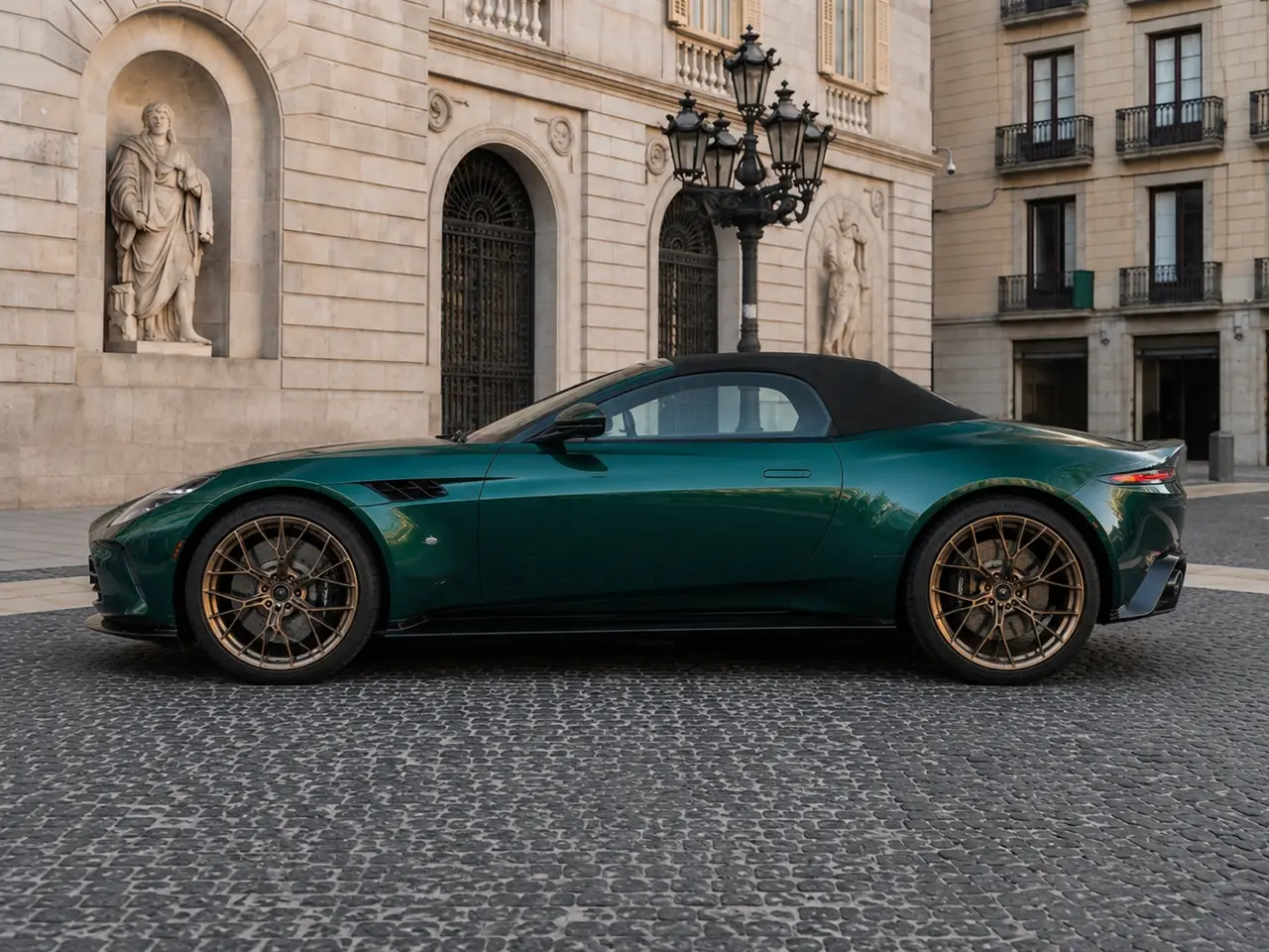 Aston Martin Vantage V8 Spider 2026, esterno — Rome Luxury Car Rental, Roma. L'Aston Martin Vantage V8 Spider 2026 porta in strada 665 cavalli in un'architettura a…