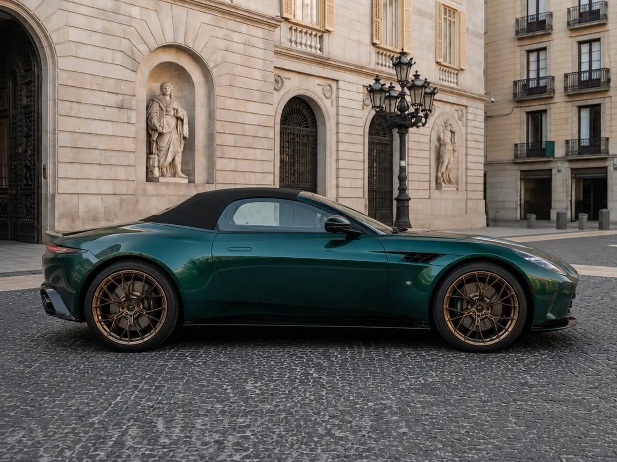 Aston Martin Vantage V8 Spider 2026, vista frontale — Rome Luxury Car Rental, Roma. L'Aston Martin Vantage V8 Spider 2026 porta in strada 665 cavalli in un'architettura a…