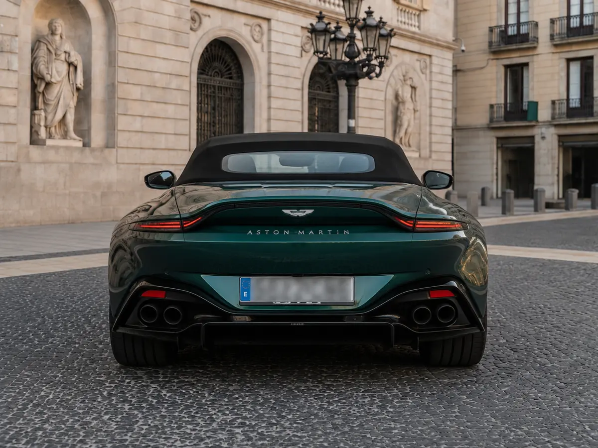 Aston Martin Vantage V8 Spider 2026, vista posteriore — Rome Luxury Car Rental, Roma. L'Aston Martin Vantage V8 Spider 2026 porta in strada 665 cavalli in un'architettura a…