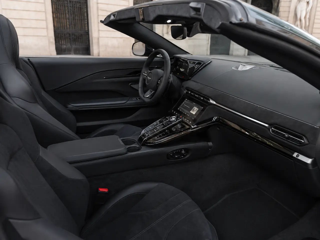 Aston Martin Vantage V8 Spider 2026, interni — Rome Luxury Car Rental, Roma. L'Aston Martin Vantage V8 Spider 2026 porta in strada 665 cavalli in un'architettura a…