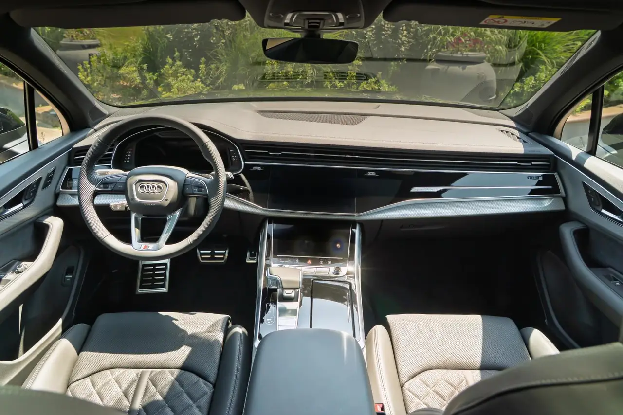 Audi Q7 50 TDI S-Line Edition 2025, esterno — Rome Luxury Car Rental, Roma. L'Audi Q7 50 TDI S-Line Edition 2025 porta in dote 286 cavalli e un assetto pensato per…