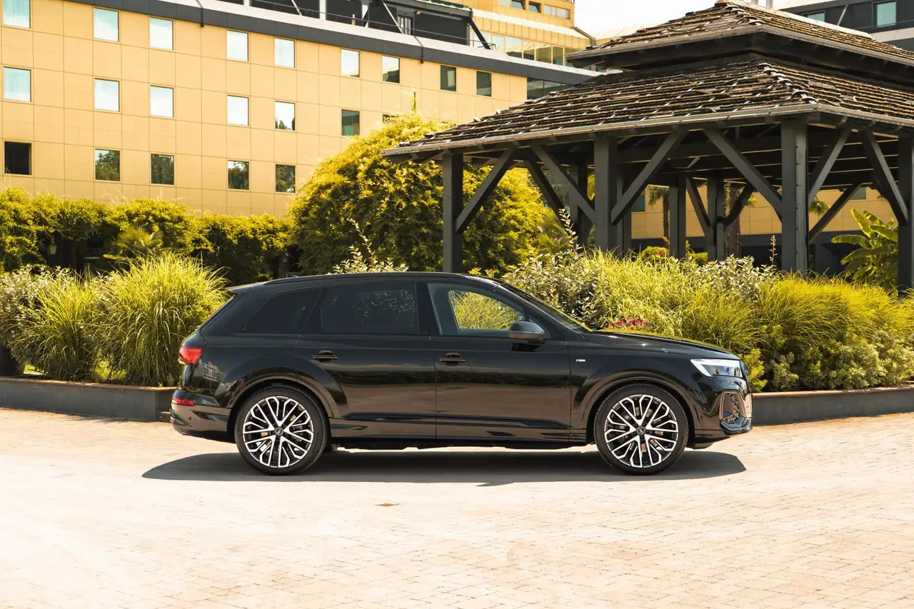 Audi Q7 50 TDI S-Line Edition 2025, vista frontale — Rome Luxury Car Rental, Roma. L'Audi Q7 50 TDI S-Line Edition 2025 porta in dote 286 cavalli e un assetto pensato per…