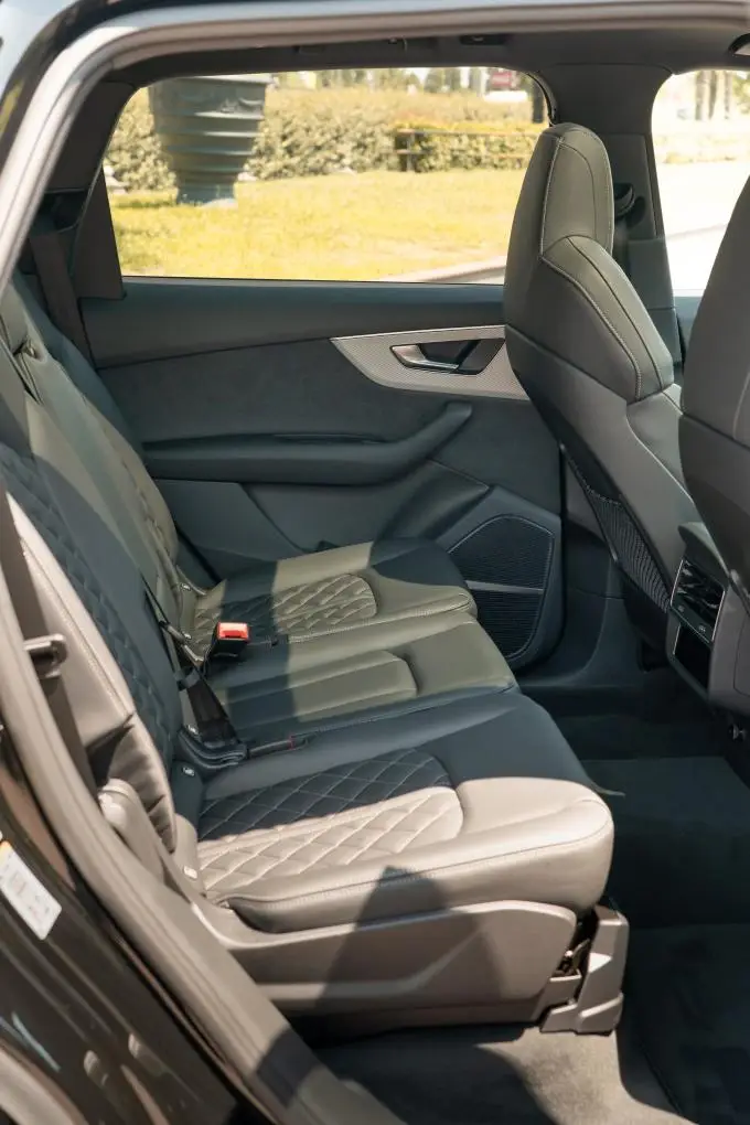 Audi Q7 50 TDI S-Line Edition 2025, vista posteriore — Rome Luxury Car Rental, Roma. L'Audi Q7 50 TDI S-Line Edition 2025 porta in dote 286 cavalli e un assetto pensato per…