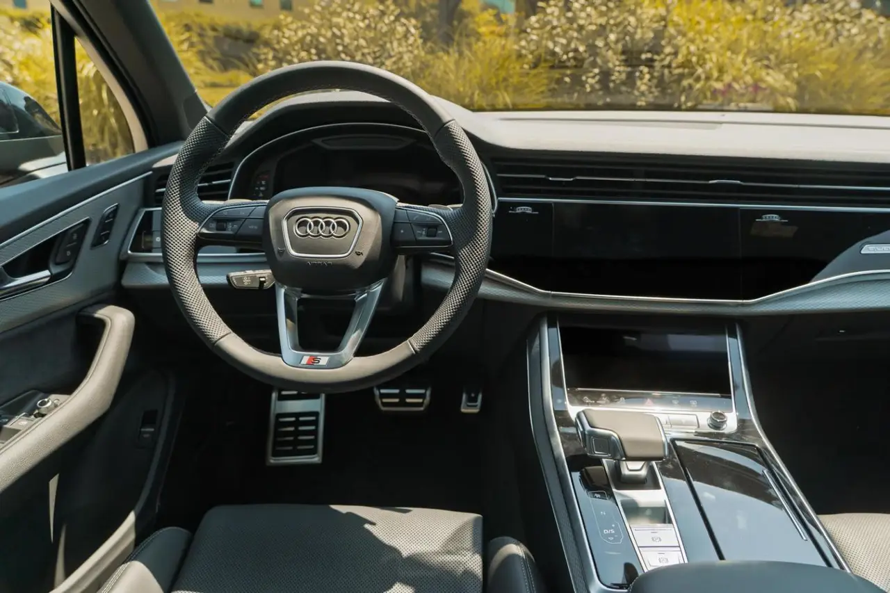Audi Q7 50 TDI S-Line Edition 2025, interni — Rome Luxury Car Rental, Roma. L'Audi Q7 50 TDI S-Line Edition 2025 porta in dote 286 cavalli e un assetto pensato per…