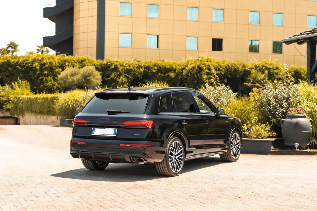 Audi Q7 50 TDI S-Line Edition 2025, cruscotto — Rome Luxury Car Rental, Roma. L'Audi Q7 50 TDI S-Line Edition 2025 porta in dote 286 cavalli e un assetto pensato per…