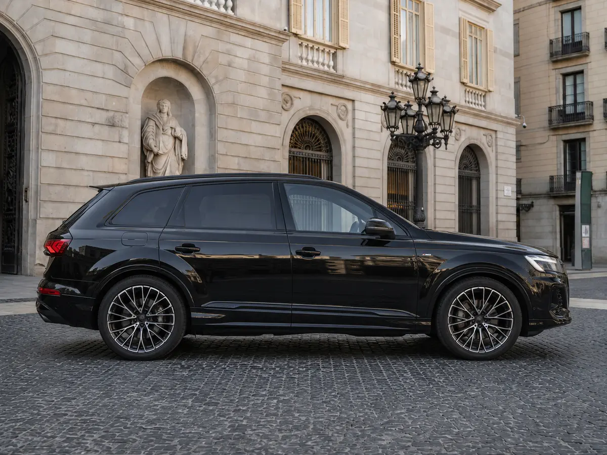 Audi Q7 50 TDI S-Line Edition 2025, esterno — Rome Luxury Car Rental, Roma. L'Audi Q7 50 TDI S-Line Edition 2025 porta in dote 286 cavalli e un assetto pensato per…