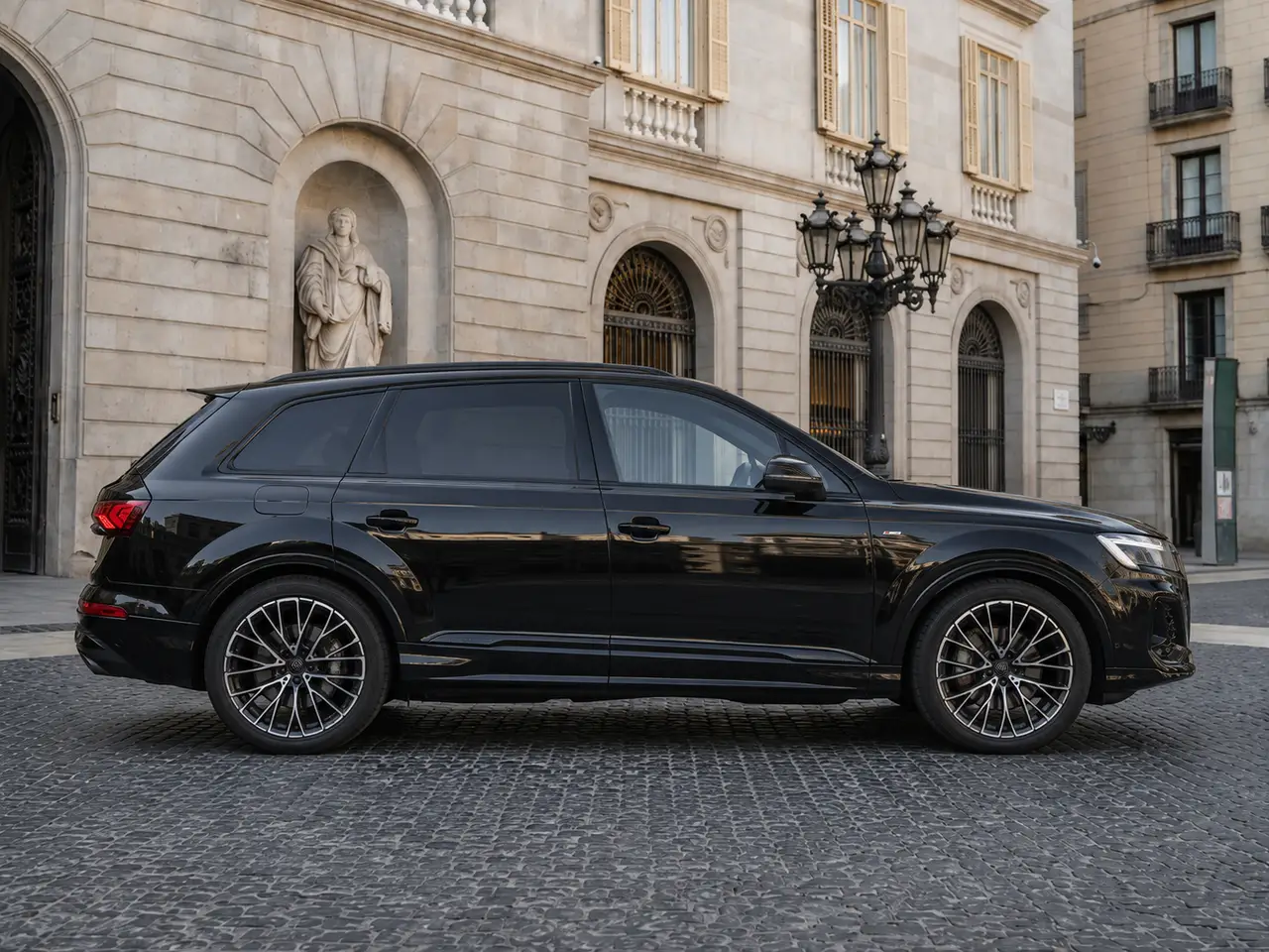 Audi Q7 50 TDI S-Line Edition 2025, esterno — Rome Luxury Car Rental, Roma. L'Audi Q7 50 TDI S-Line Edition 2025 porta in dote 286 cavalli e un assetto pensato per…