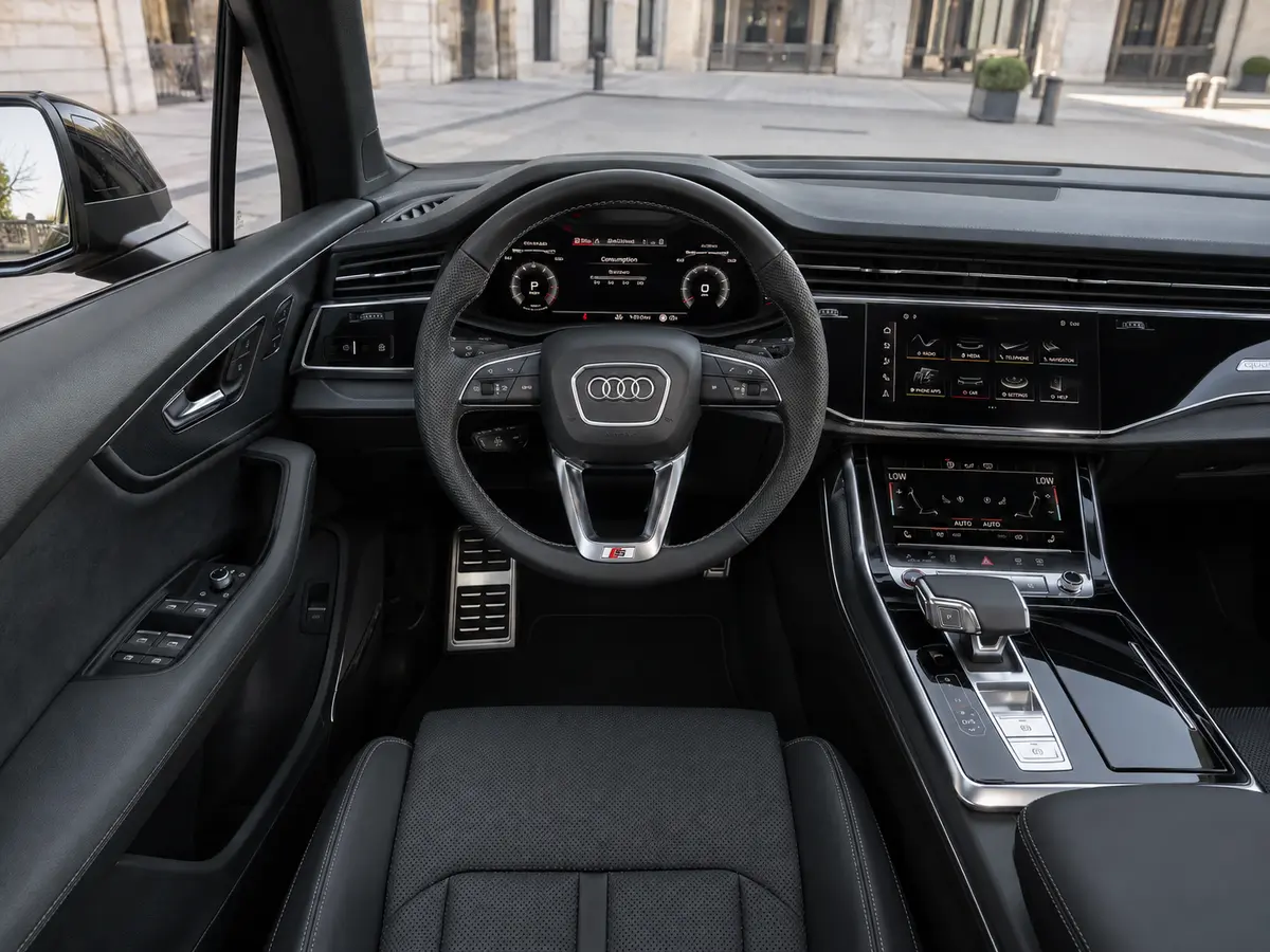 Audi Q7 50 TDI S-Line Edition 2025, vista frontale — Rome Luxury Car Rental, Roma. L'Audi Q7 50 TDI S-Line Edition 2025 porta in dote 286 cavalli e un assetto pensato per…