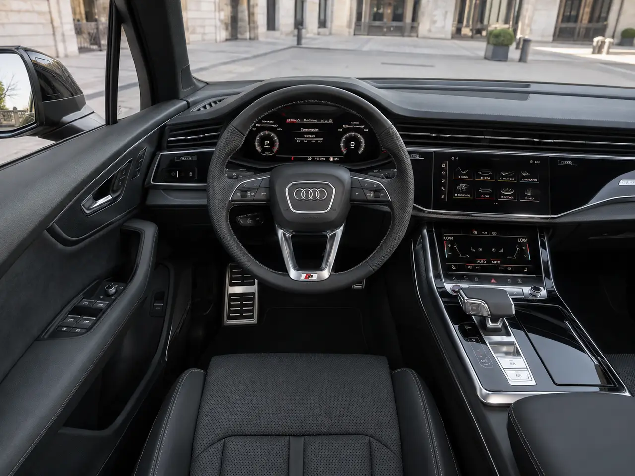 Audi Q7 50 TDI S-Line Edition 2025, vista frontale — Rome Luxury Car Rental, Roma. L'Audi Q7 50 TDI S-Line Edition 2025 porta in dote 286 cavalli e un assetto pensato per…