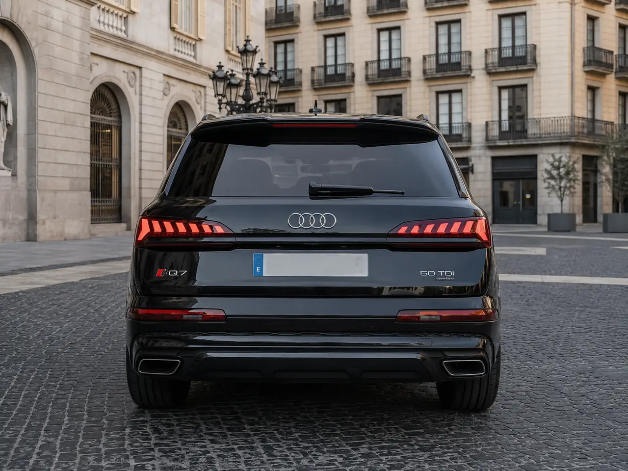 Audi Q7 50 TDI S-Line Edition 2025, vista posteriore — Rome Luxury Car Rental, Roma. L'Audi Q7 50 TDI S-Line Edition 2025 porta in dote 286 cavalli e un assetto pensato per…