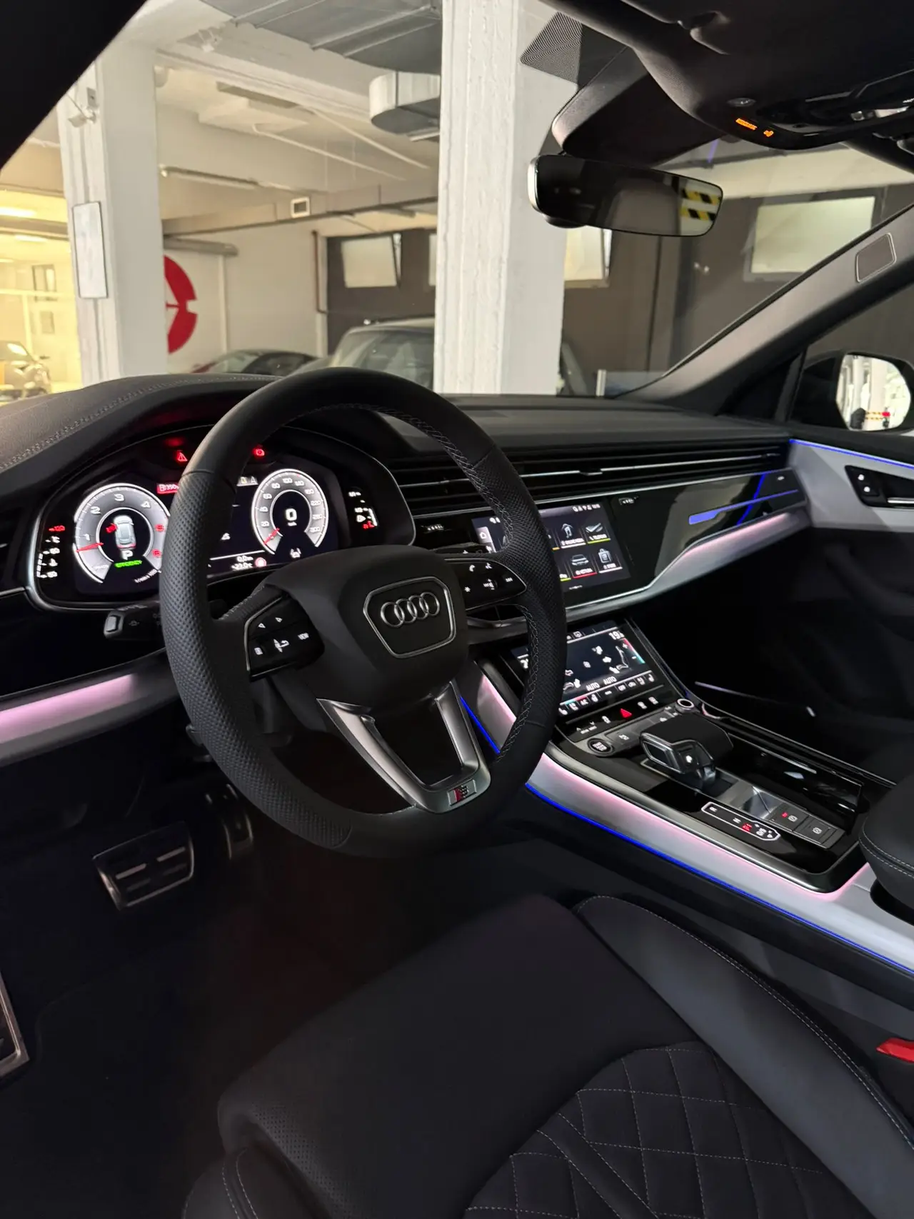 Audi Q8 2025, esterno — Rome Luxury Car Rental, Roma. L'Audi Q8 2025 è un SUV pensato per chi cerca stabilità e spazio senza rinunciare a un…