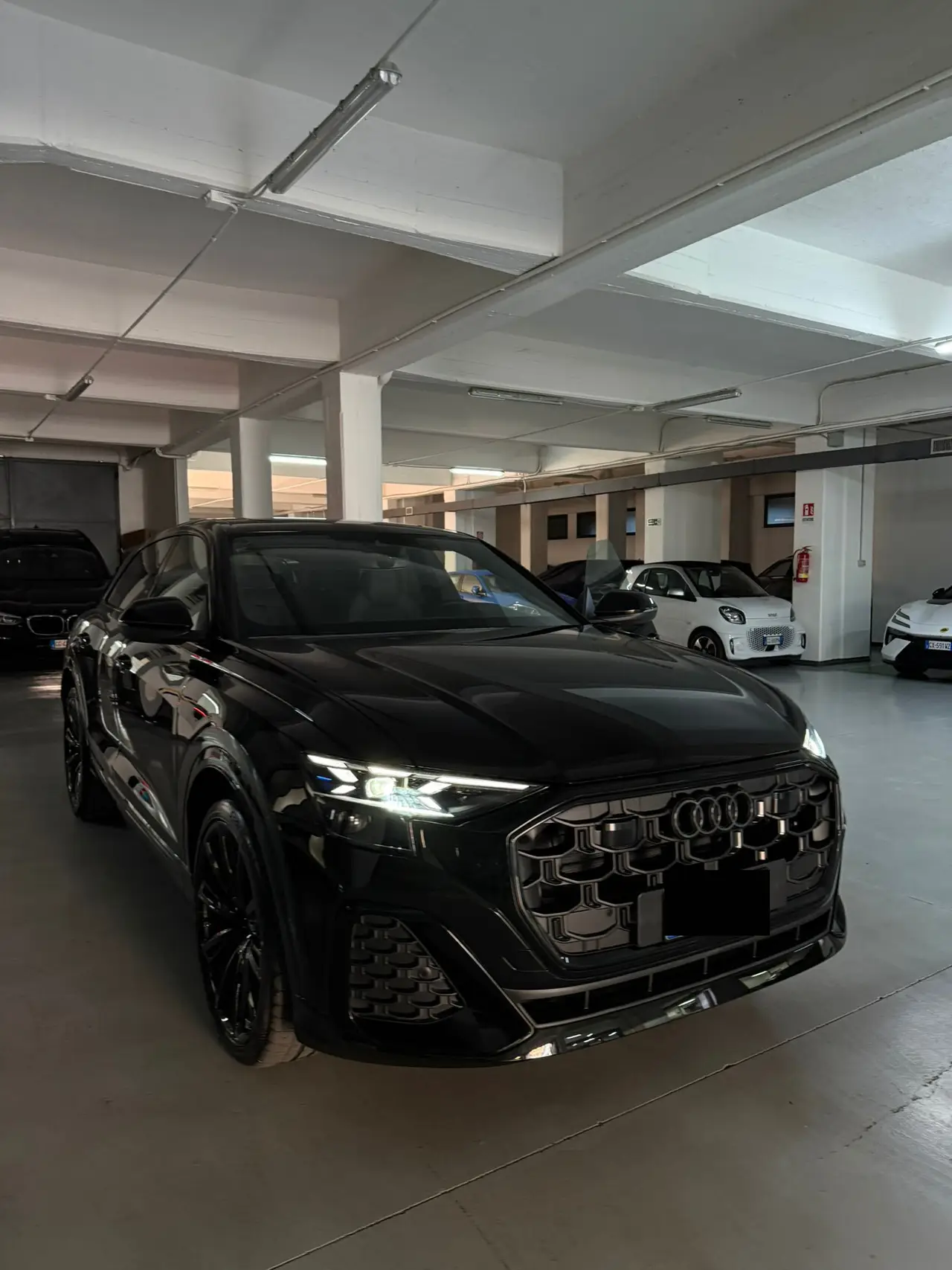 Audi Q8 2025, vista frontale — Rome Luxury Car Rental, Roma. L'Audi Q8 2025 è un SUV pensato per chi cerca stabilità e spazio senza rinunciare a un…