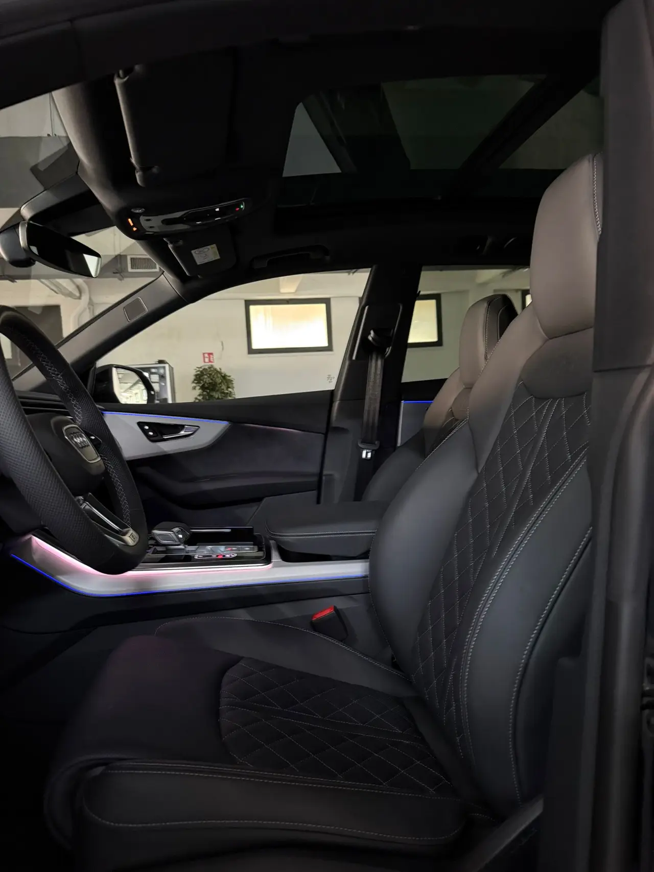 Audi Q8 2025, vista posteriore — Rome Luxury Car Rental, Roma. L'Audi Q8 2025 è un SUV pensato per chi cerca stabilità e spazio senza rinunciare a un…
