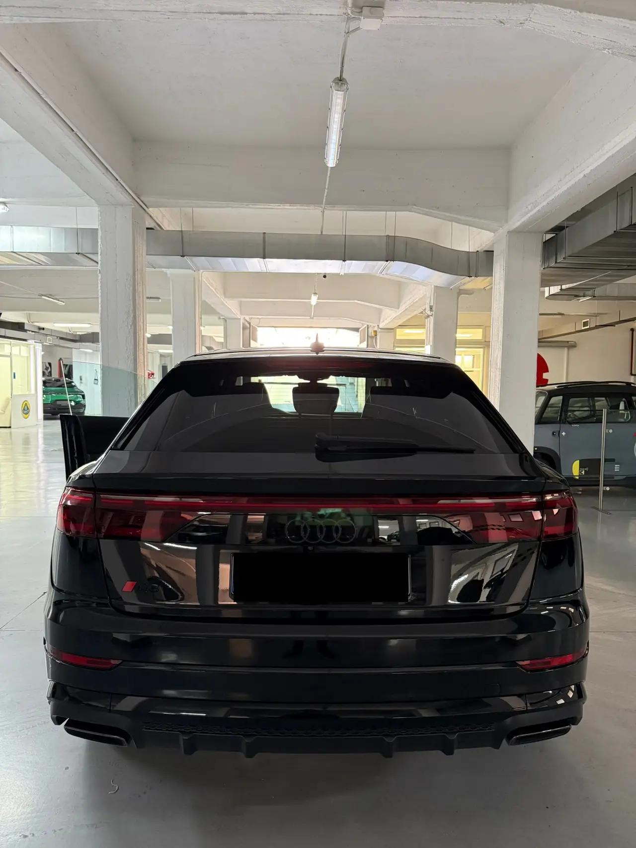 Audi Q8 2025, interni — Rome Luxury Car Rental, Roma. L'Audi Q8 2025 è un SUV pensato per chi cerca stabilità e spazio senza rinunciare a un…