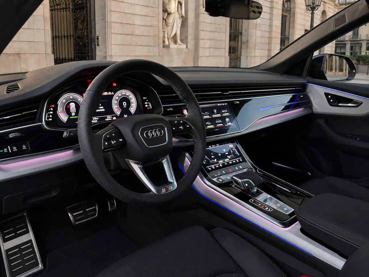Audi Q8 2025, vista frontale — Rome Luxury Car Rental, Roma. L'Audi Q8 2025 è un SUV pensato per chi cerca stabilità e spazio senza rinunciare a un…