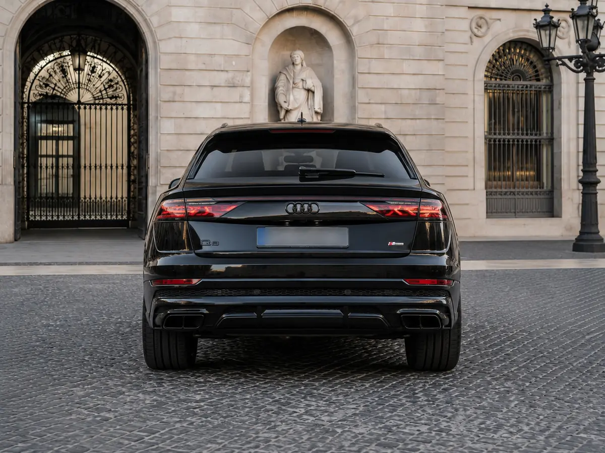 Audi Q8 2025, vista posteriore — Rome Luxury Car Rental, Roma. L'Audi Q8 2025 è un SUV pensato per chi cerca stabilità e spazio senza rinunciare a un…
