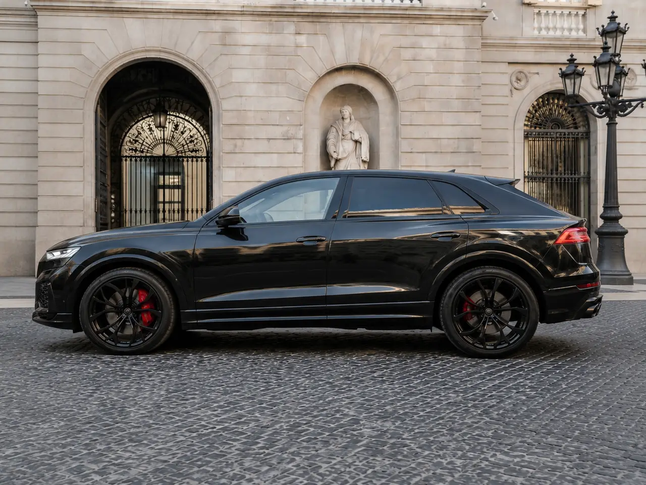 Audi Q8 2025, interni — Rome Luxury Car Rental, Roma. L'Audi Q8 2025 è un SUV pensato per chi cerca stabilità e spazio senza rinunciare a un…