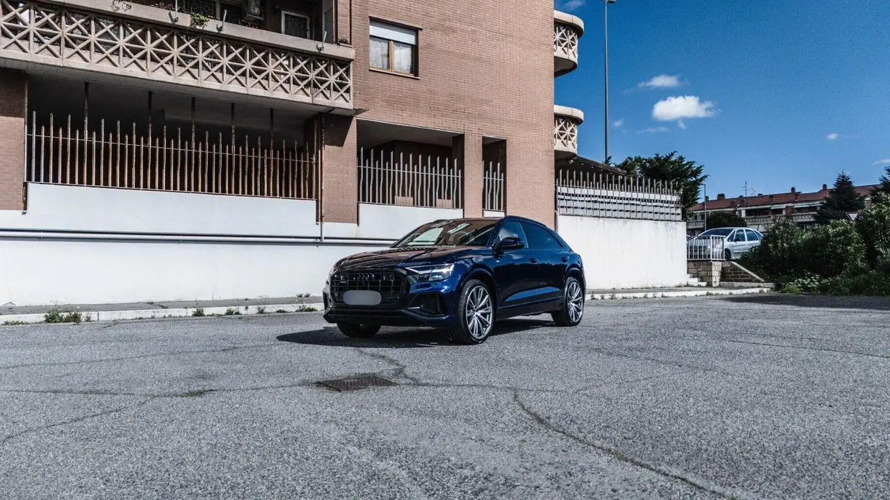 Audi Q8 55 TFSI 2022, exterior — Rome Luxury Car Rental, Roma. El Audi Q8 55 TFSI 2022 es una propuesta de todoterreno pensada para quienes buscan…