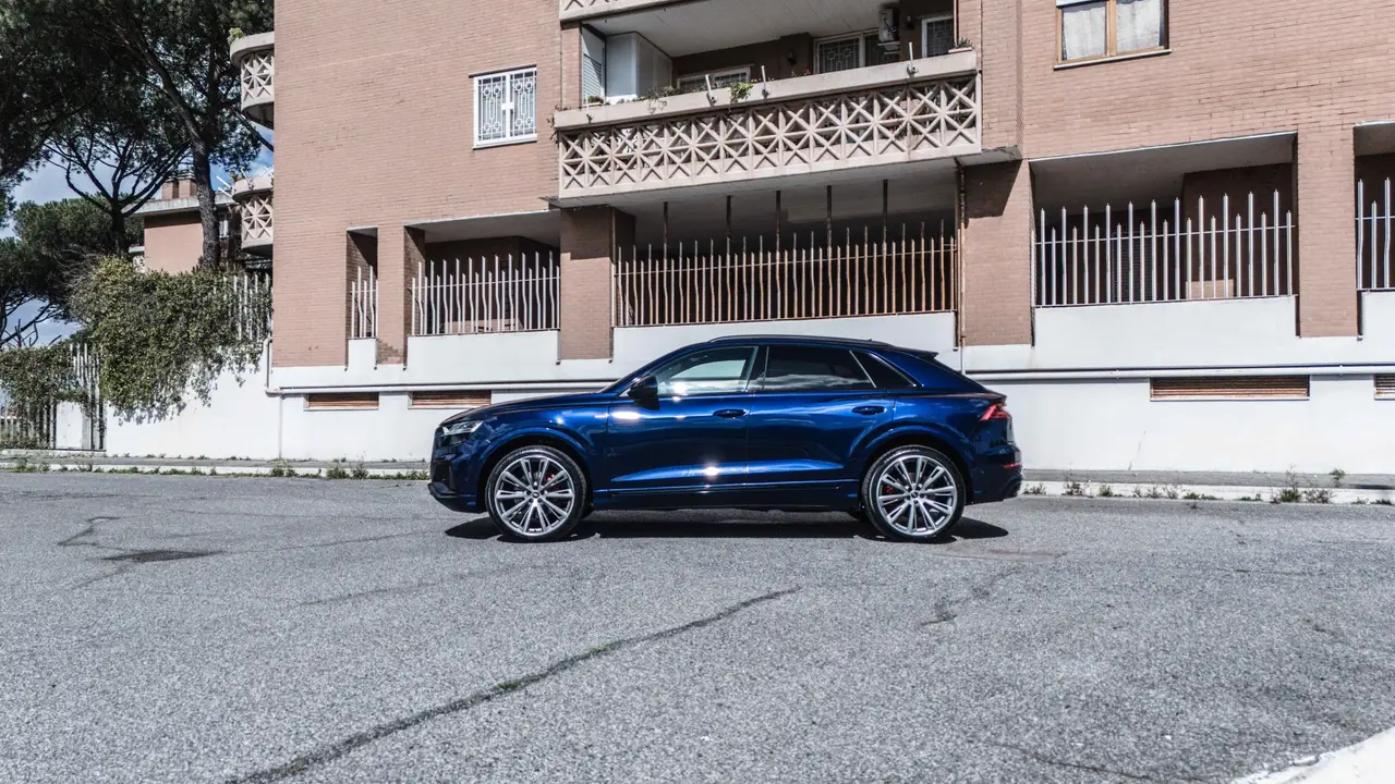 Audi Q8 55 TFSI 2022, vista frontal — Rome Luxury Car Rental, Roma. El Audi Q8 55 TFSI 2022 es una propuesta de todoterreno pensada para quienes buscan…