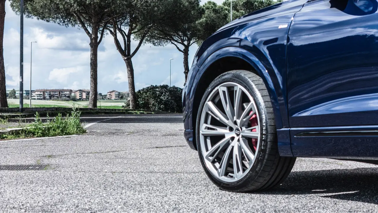 Audi Q8 55 TFSI 2022, vista trasera — Rome Luxury Car Rental, Roma. El Audi Q8 55 TFSI 2022 es una propuesta de todoterreno pensada para quienes buscan…