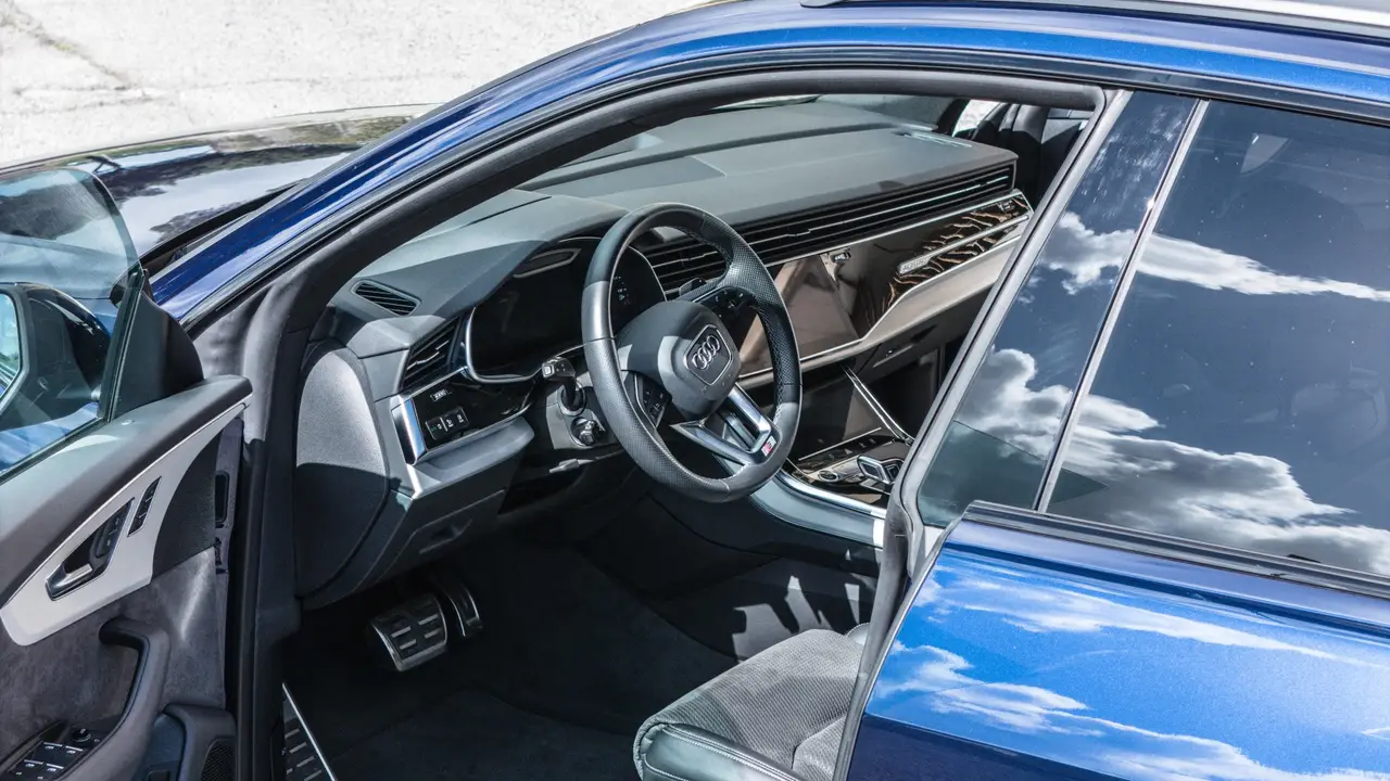 Audi Q8 55 TFSI 2022, interior — Rome Luxury Car Rental, Roma. El Audi Q8 55 TFSI 2022 es una propuesta de todoterreno pensada para quienes buscan…