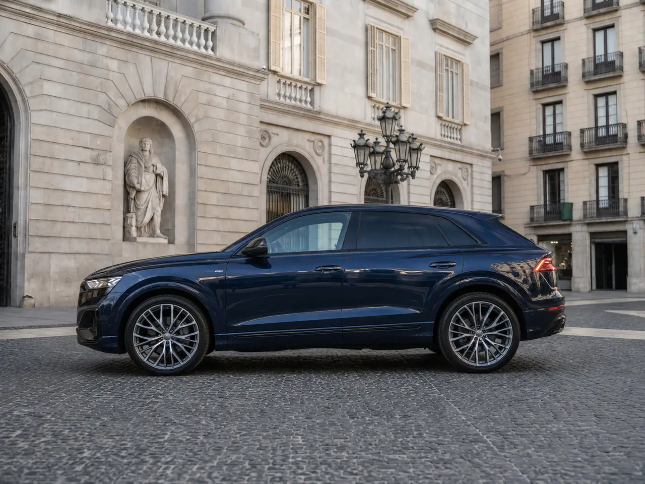 Audi Q8 55 TFSI 2022, esterno — Rome Luxury Car Rental, Roma. L'Audi Q8 55 TFSI del 2022 porta in strada 340 CV in una carrozzeria SUV pensata per la…