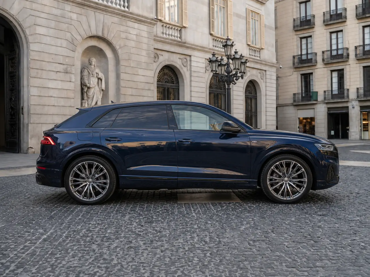 Audi Q8 55 TFSI 2022, vista frontale — Rome Luxury Car Rental, Roma. L'Audi Q8 55 TFSI del 2022 porta in strada 340 CV in una carrozzeria SUV pensata per la…
