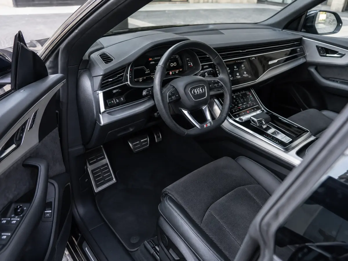 Audi Q8 55 TFSI 2022, interni — Rome Luxury Car Rental, Roma. L'Audi Q8 55 TFSI del 2022 porta in strada 340 CV in una carrozzeria SUV pensata per la…