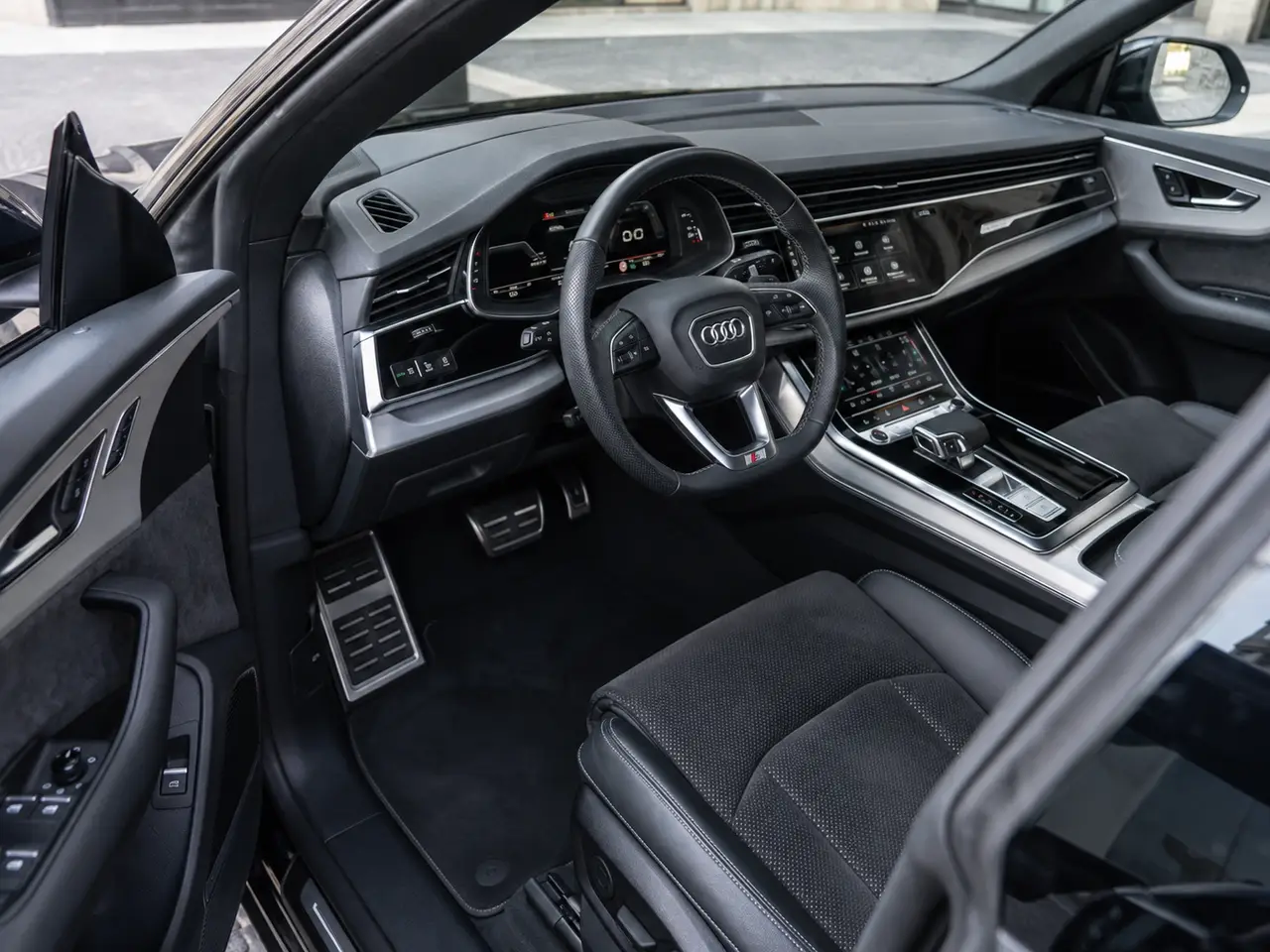 Audi Q8 55 TFSI 2022, interni — Rome Luxury Car Rental, Roma. L'Audi Q8 55 TFSI del 2022 porta in strada 340 CV in una carrozzeria SUV pensata per la…