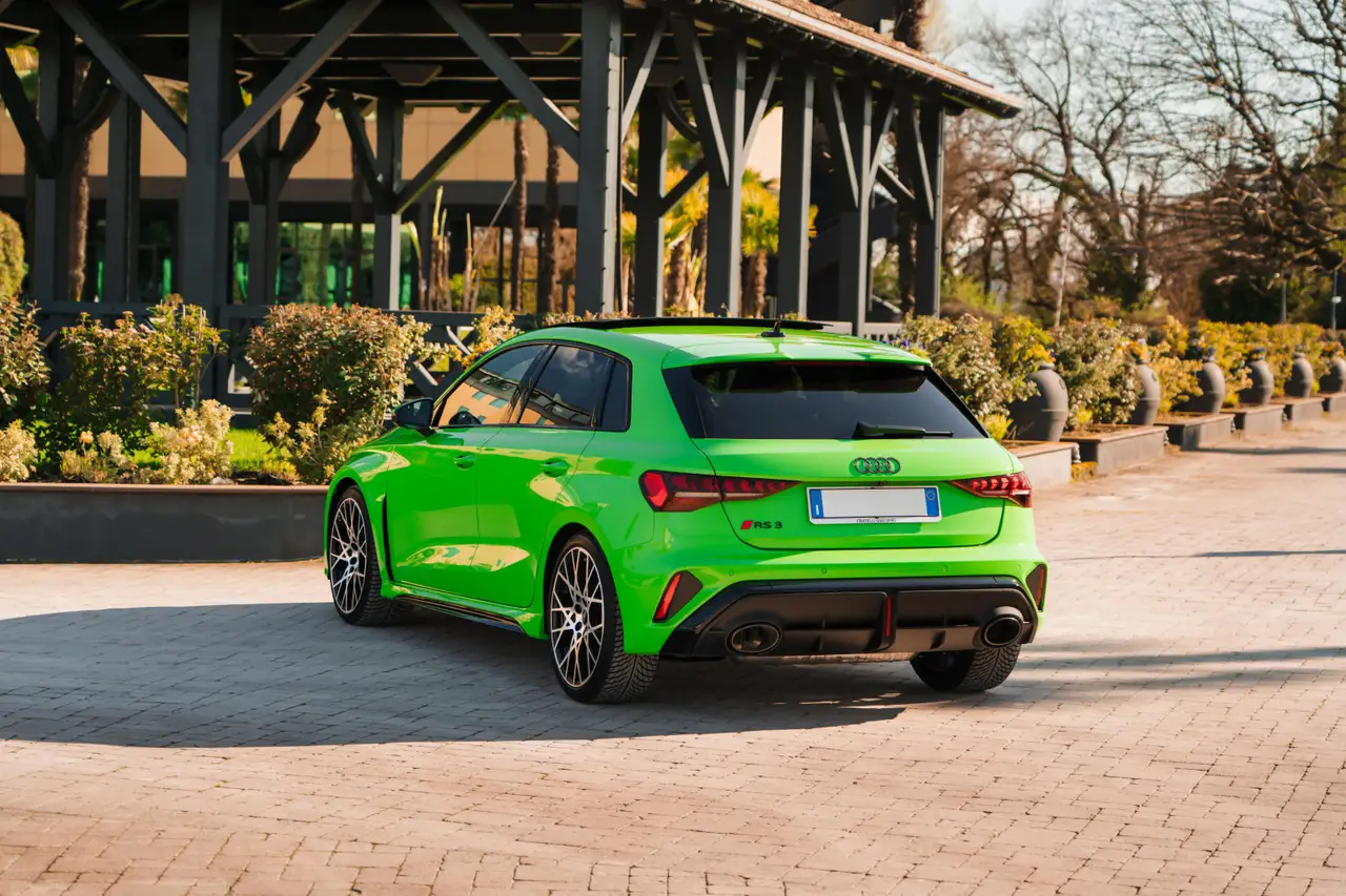 Audi RS3 Restyling 2025, esterno — Rome Luxury Car Rental, Roma. L'Audi RS3 Restyling 2025 è una berlina sportiva compatta pensata per chi vuole…