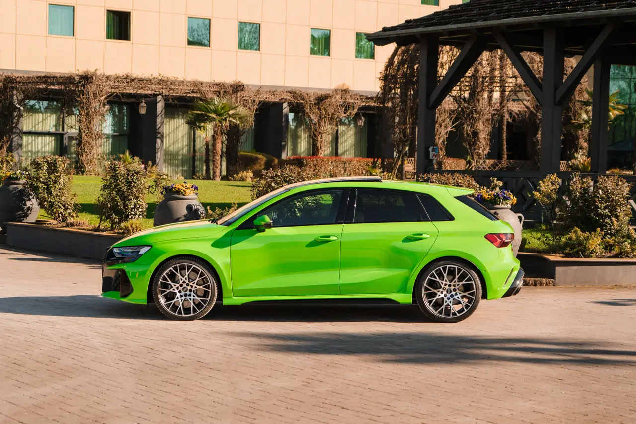 Audi RS3 Restyling 2025, vista frontale — Rome Luxury Car Rental, Roma. L'Audi RS3 Restyling 2025 è una berlina sportiva compatta pensata per chi vuole…