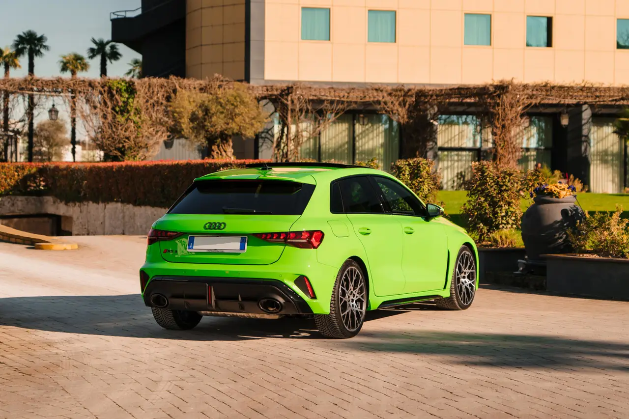 Audi RS3 Restyling 2025, vista posteriore — Rome Luxury Car Rental, Roma. L'Audi RS3 Restyling 2025 è una berlina sportiva compatta pensata per chi vuole…