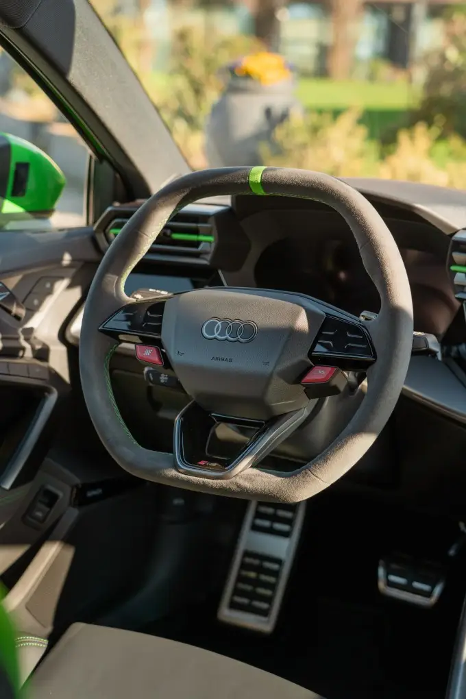 Audi RS3 Restyling 2025, interni — Rome Luxury Car Rental, Roma. L'Audi RS3 Restyling 2025 è una berlina sportiva compatta pensata per chi vuole…