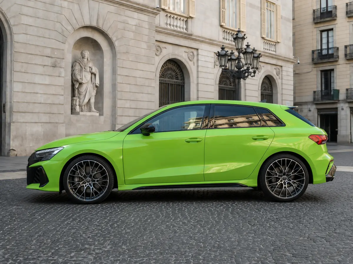 Audi RS3 Restyling 2025, esterno — Rome Luxury Car Rental, Roma. L'Audi RS3 Restyling 2025 è una berlina sportiva compatta pensata per chi vuole…