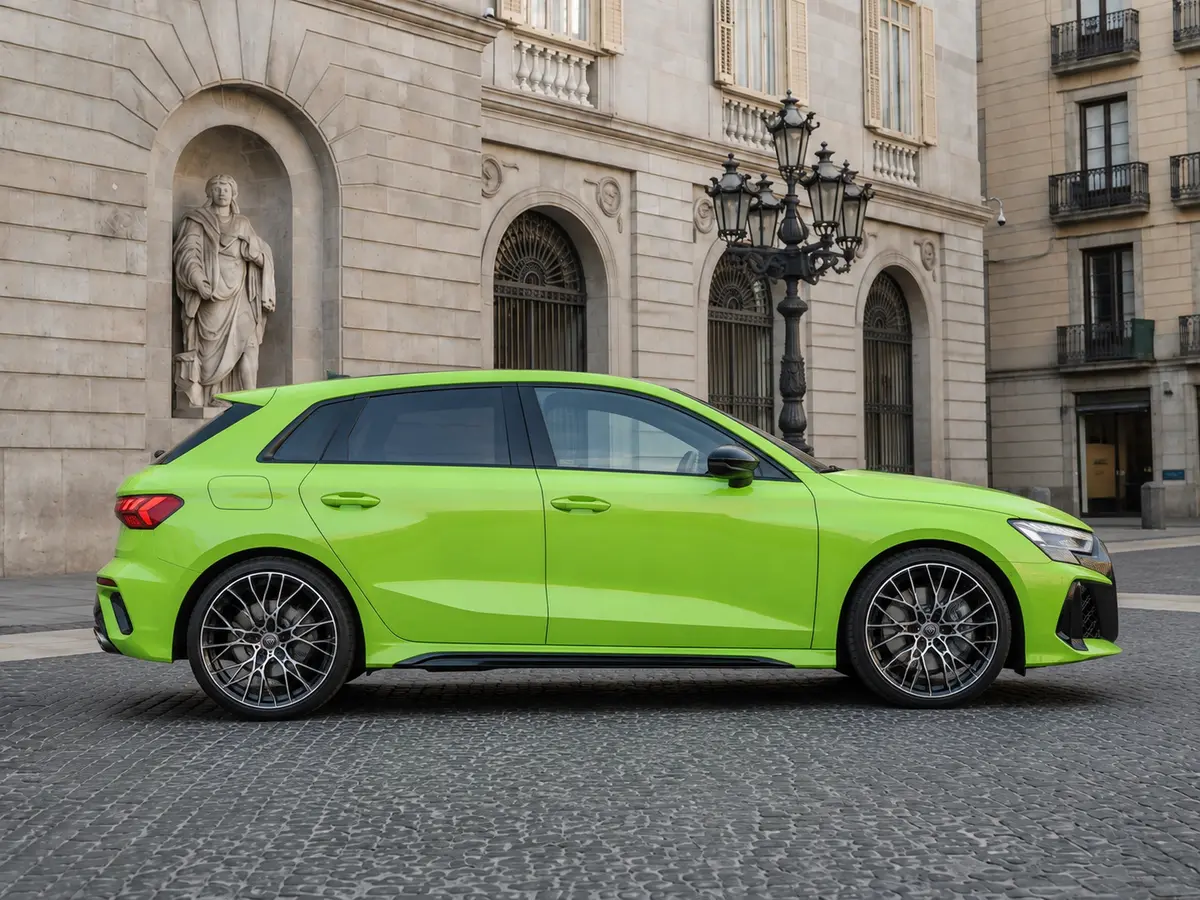 Audi RS3 Restyling 2025, vista frontale — Rome Luxury Car Rental, Roma. L'Audi RS3 Restyling 2025 è una berlina sportiva compatta pensata per chi vuole…