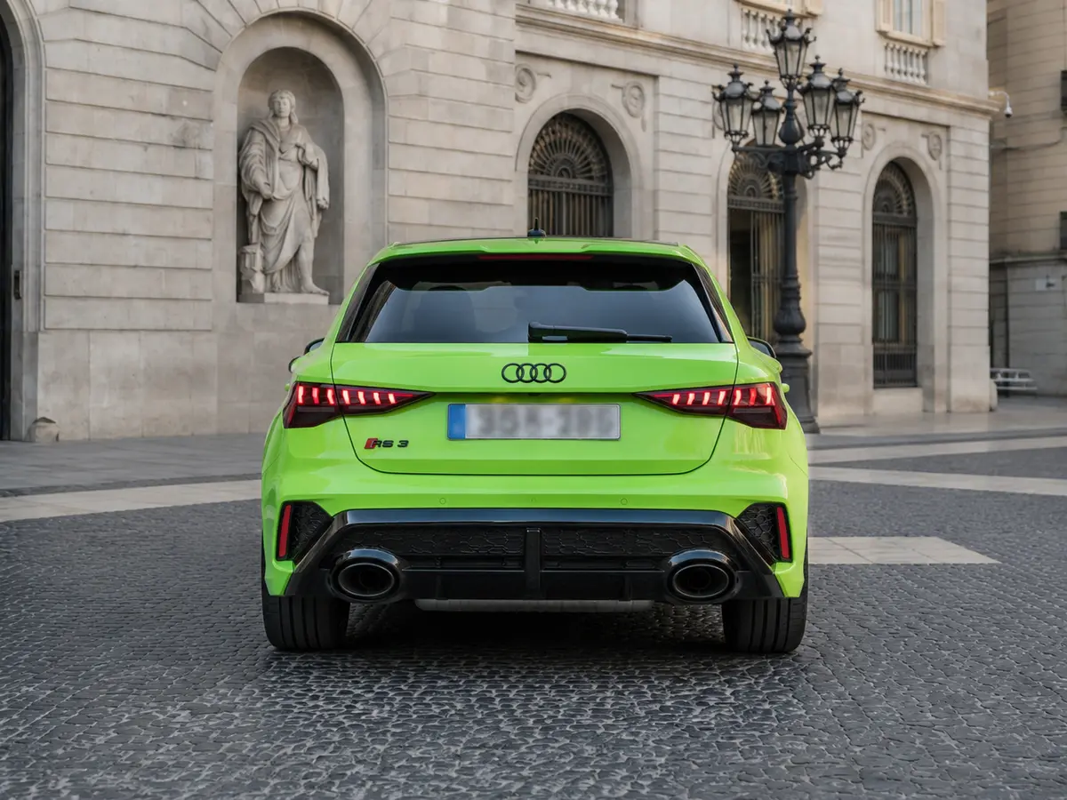 Audi RS3 Restyling 2025, vista posteriore — Rome Luxury Car Rental, Roma. L'Audi RS3 Restyling 2025 è una berlina sportiva compatta pensata per chi vuole…
