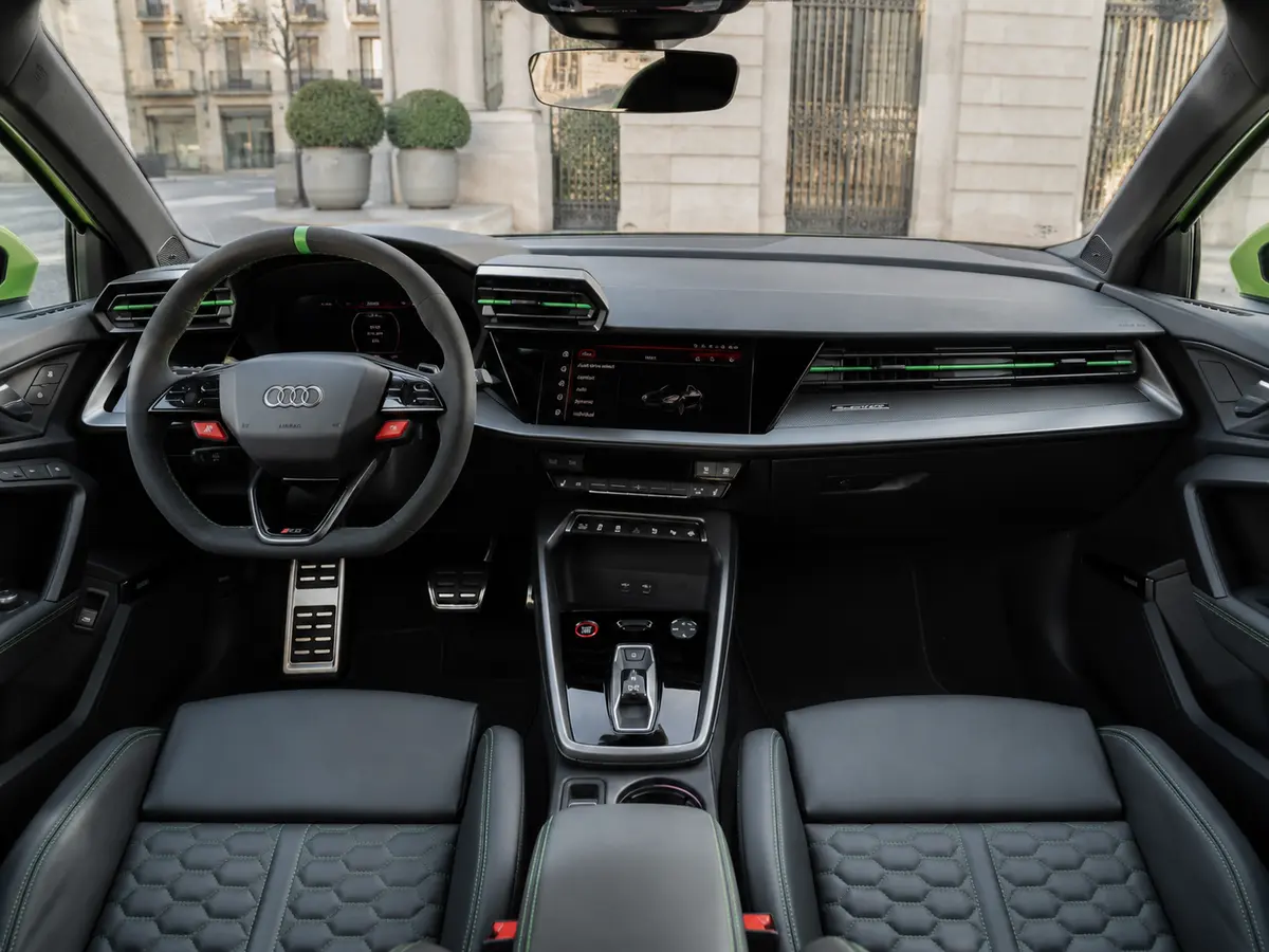 Audi RS3 Restyling 2025, interni — Rome Luxury Car Rental, Roma. L'Audi RS3 Restyling 2025 è una berlina sportiva compatta pensata per chi vuole…