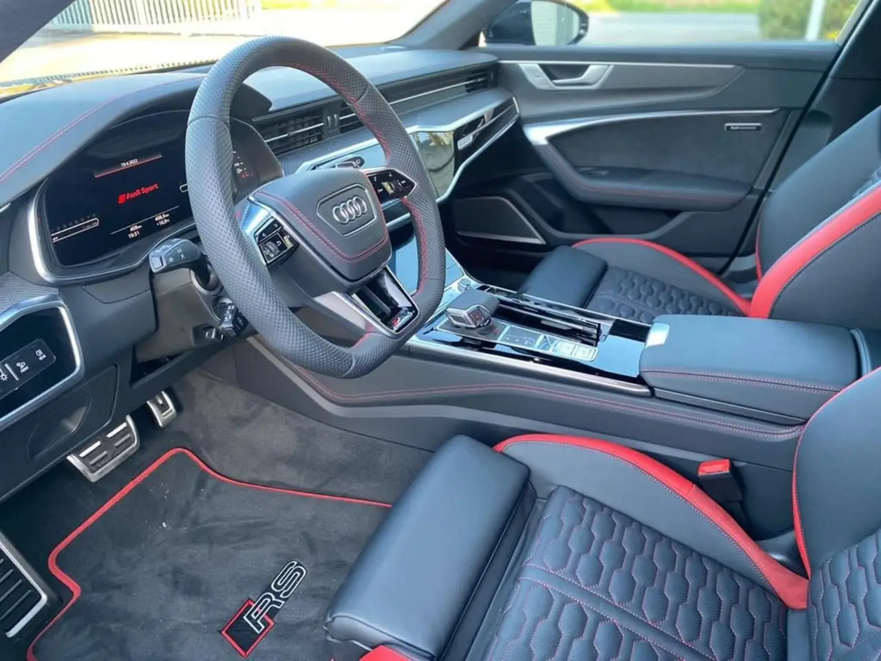 Audi RS6 2022, vista frontale — Rome Luxury Car Rental, Roma. La Audi RS6 2022 è una wagon sportiva da 591 cavalli che unisce l'accelerazione di una…