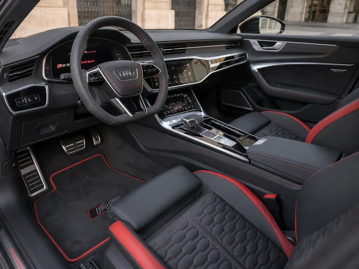 Audi RS6 2022, салон — Rome Luxury Car Rental, Рим. Audi RS6 2022 года — это универсал с характером спорткара: 591 лошадиная сила, полный…