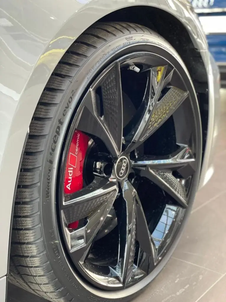 Audi RS6 Dynamic 2023, esterno — Rome Luxury Car Rental, Roma. L'Audi RS6 Dynamic 2023 unisce una carrozzeria da wagon a cinque posti a una meccanica da…