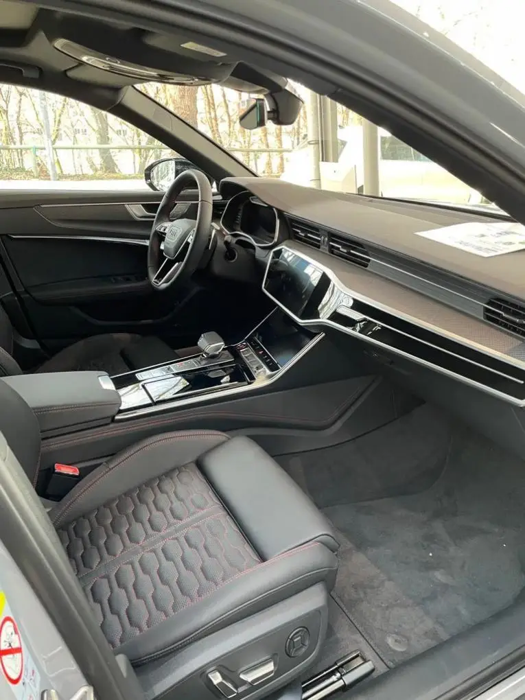 Audi RS6 Dynamic 2023, vista frontale — Rome Luxury Car Rental, Roma. L'Audi RS6 Dynamic 2023 unisce una carrozzeria da wagon a cinque posti a una meccanica da…